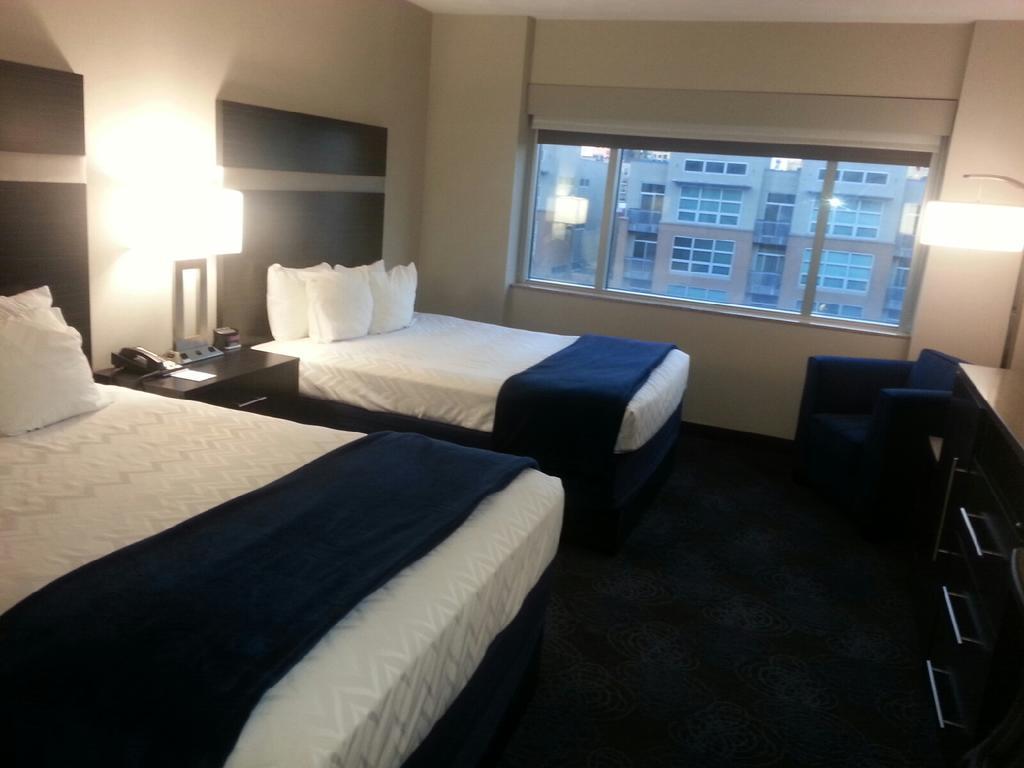 Doubletree By Hilton Forest Park Hotel